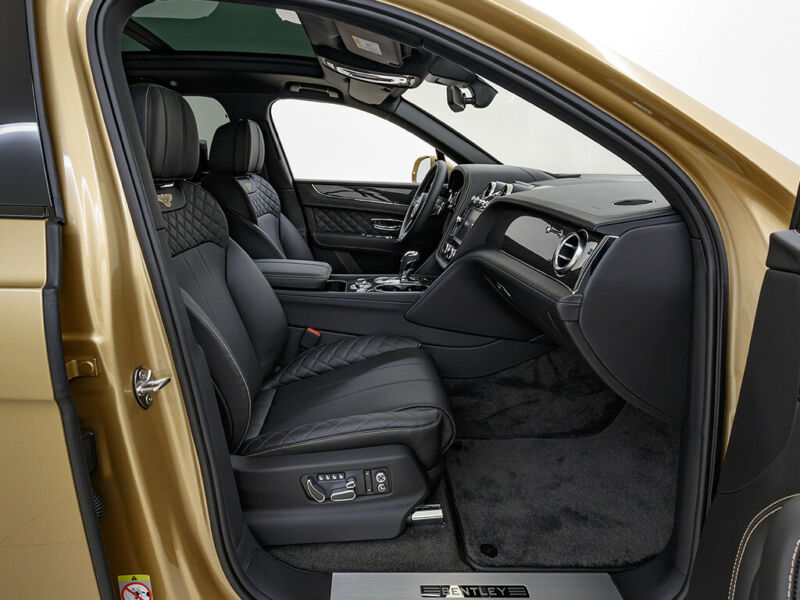 Bán xe Bentley Bentayga 3.0 Hybrid 2021 màu vàng giá cực hợp lý-15