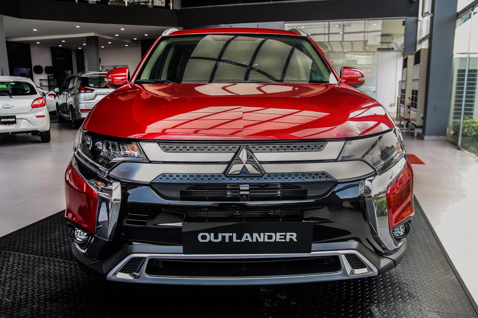 Cần bán Mitsubishi Outlander CVT sản xuất 2020, màu đỏ-0