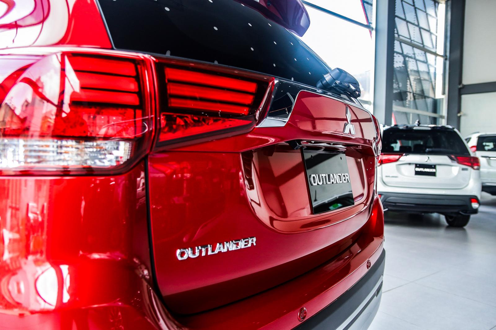 Cần bán Mitsubishi Outlander CVT sản xuất 2020, màu đỏ-8