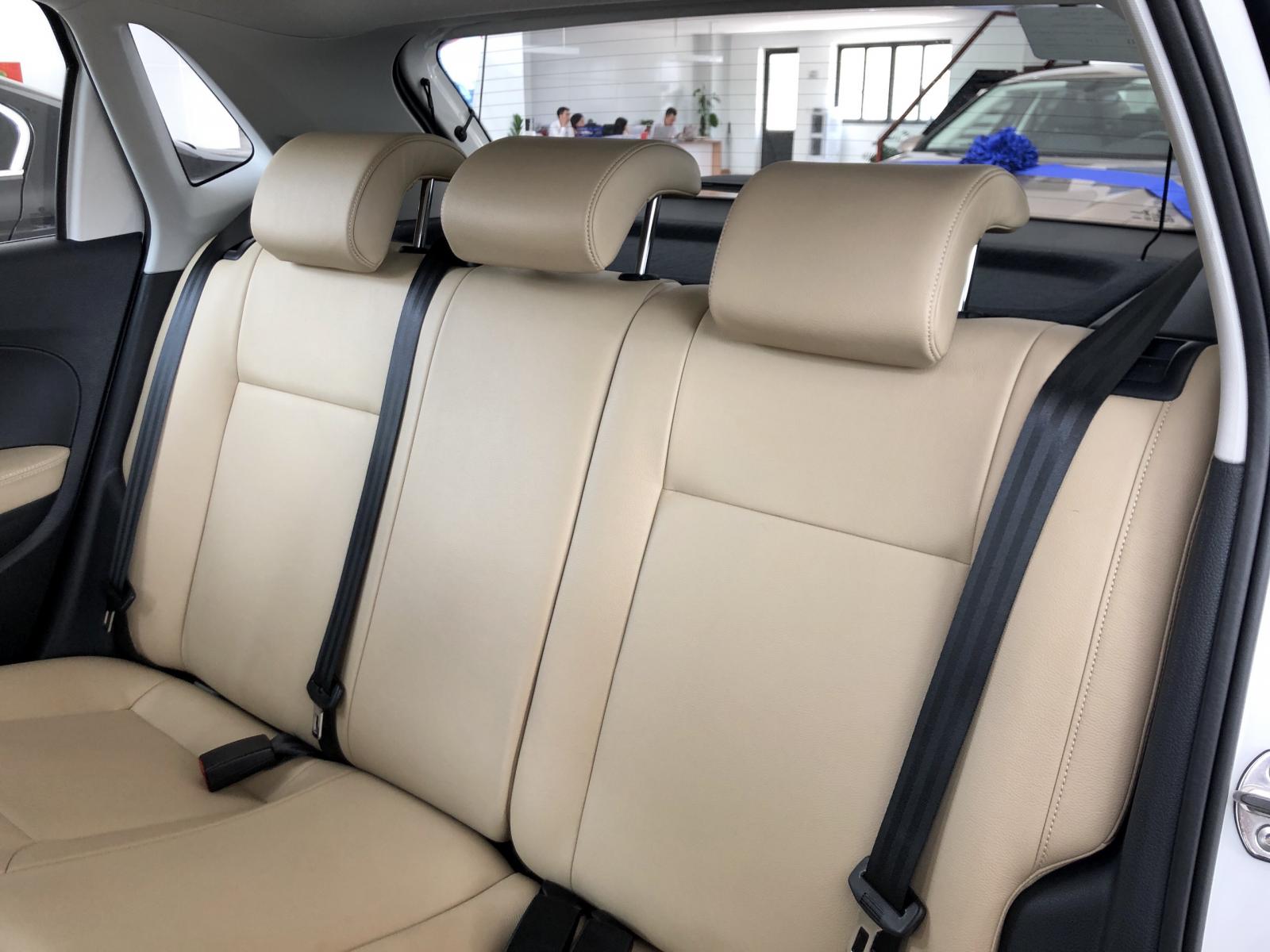 Volkswagen Polo Hatchback 2020, màu trắng tặng quà hấp dẫn khi mua xe-3