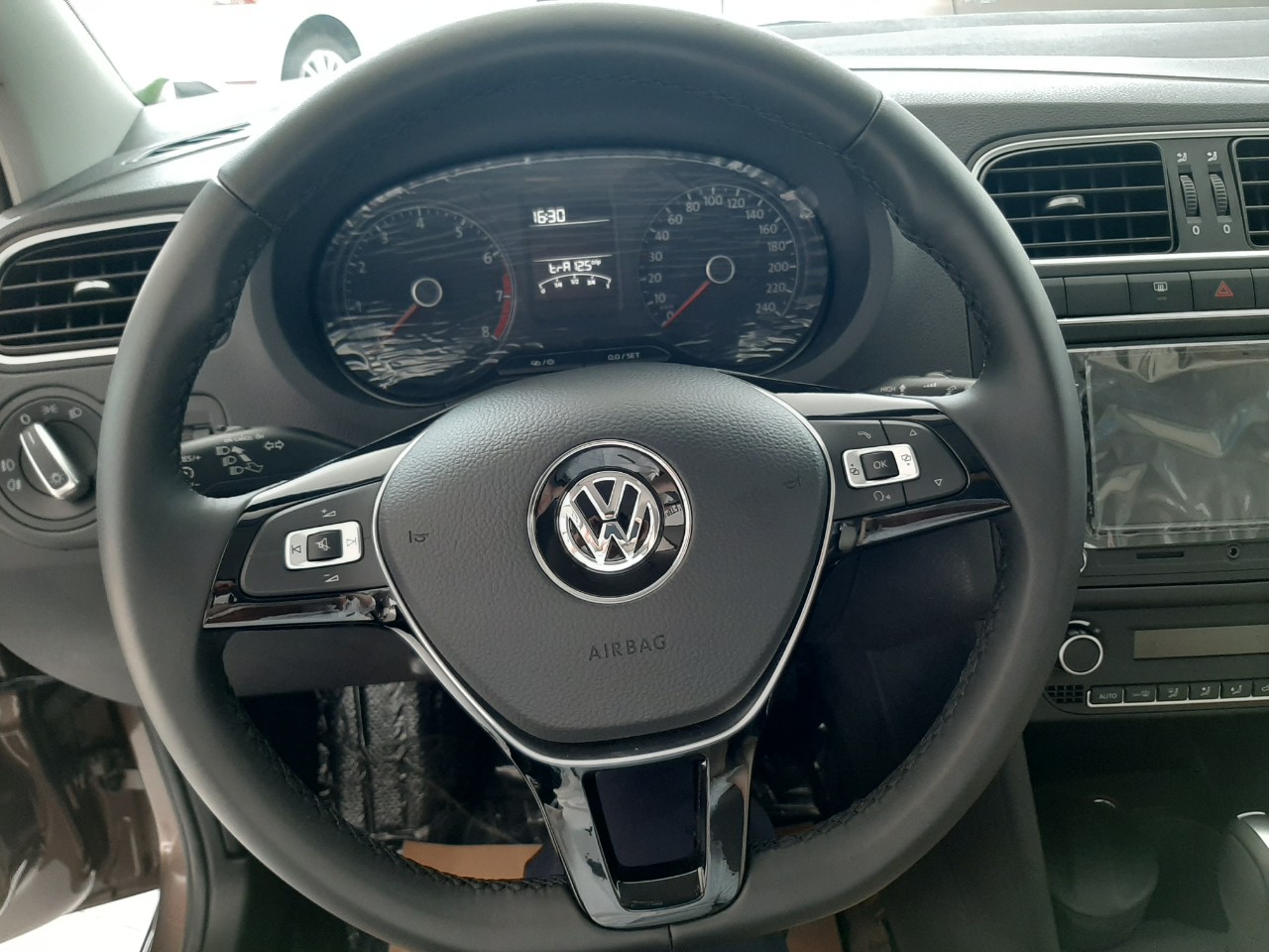Bán ô tô Volkswagen Polo đời 2021, màu nâu, nhập khẩu chính hãng, giá 695tr-4