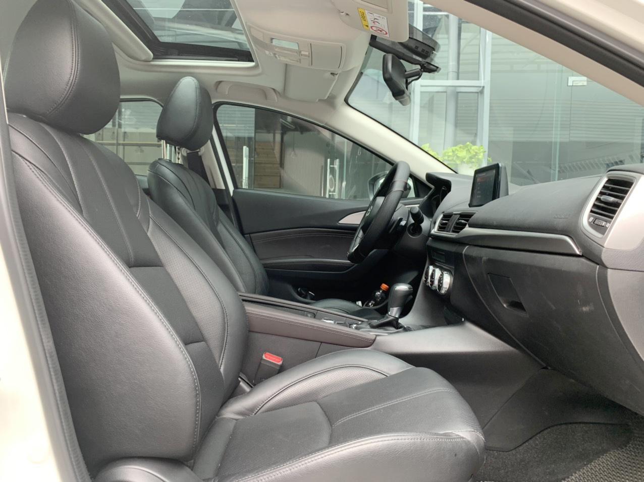 Cần bán gấp Mazda 3 sản xuất 2019, màu trắng, nhập khẩu-6