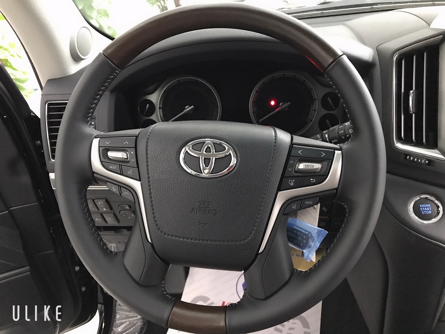 Bán xe Toyota Land Cruiser VXR năm 2020, màu đen, nhập khẩu chính hãng-12