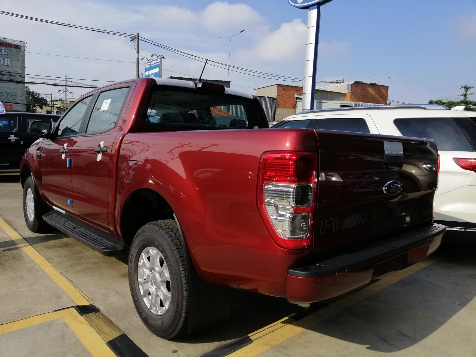 Cần bán xe Ford Ranger XLS AT đời 2020, màu đỏ, nhập khẩu-2