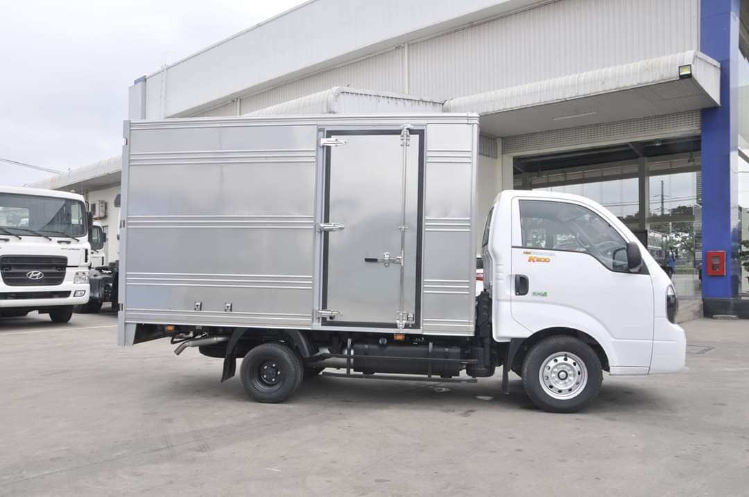 Cần bán xe Thaco Frontier K200 thùng kín đời 2020, màu trắng-0