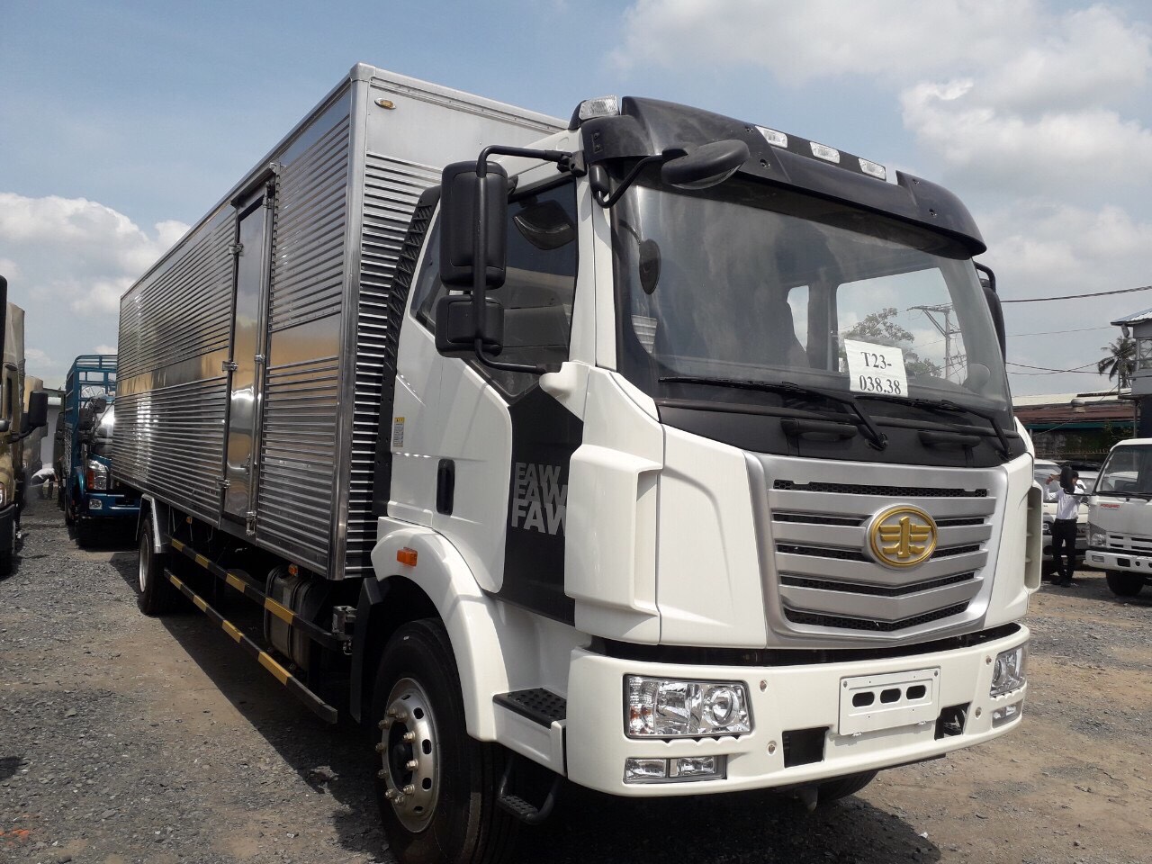 Xe tải FAW 7 tấn thùng kín dài 9m7 giá tốt nhất thị trường-0