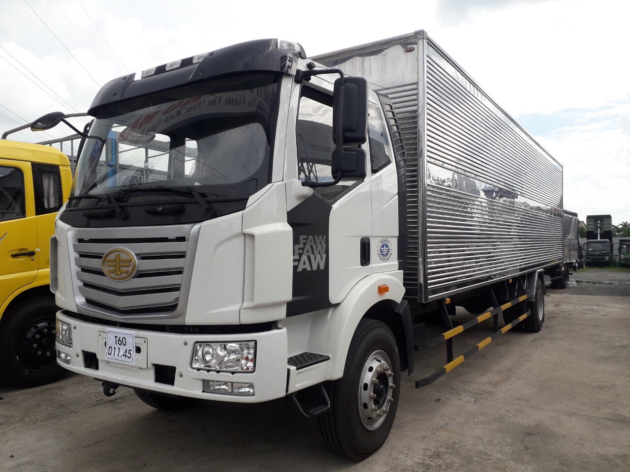 Xe tải FAW 7 tấn thùng kín dài 9m7 giá tốt nhất thị trường-2