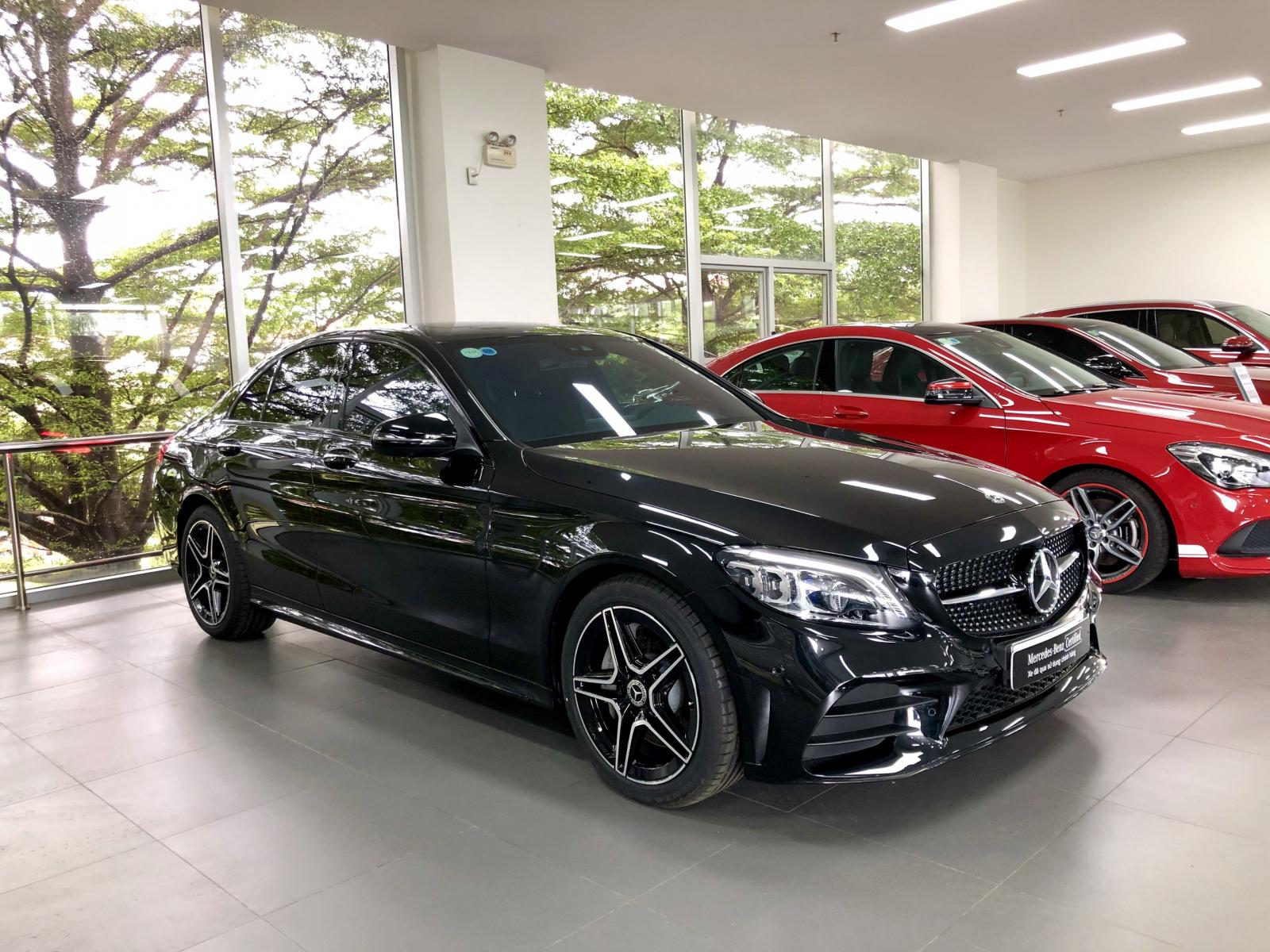 Cần bán Mercedes C300AMG sản xuất 2019, màu đen-0