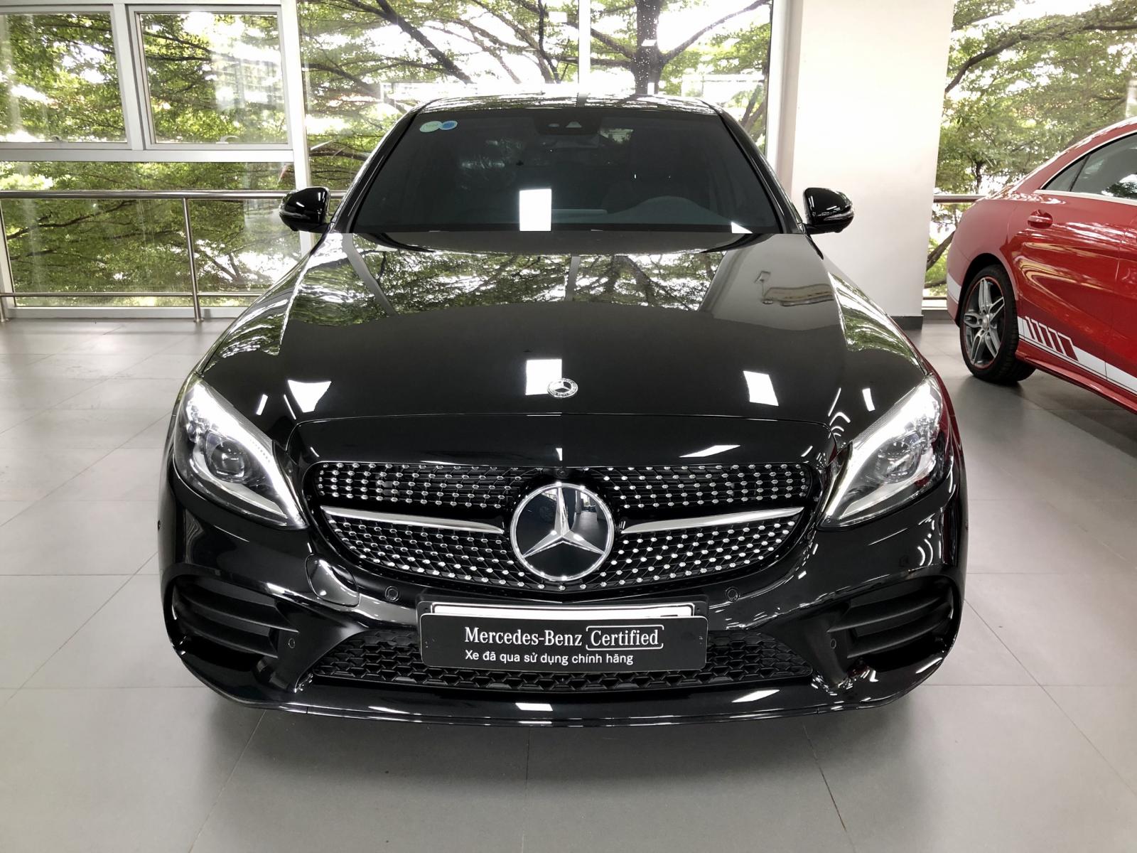 Cần bán Mercedes C300AMG sản xuất 2019, màu đen-1