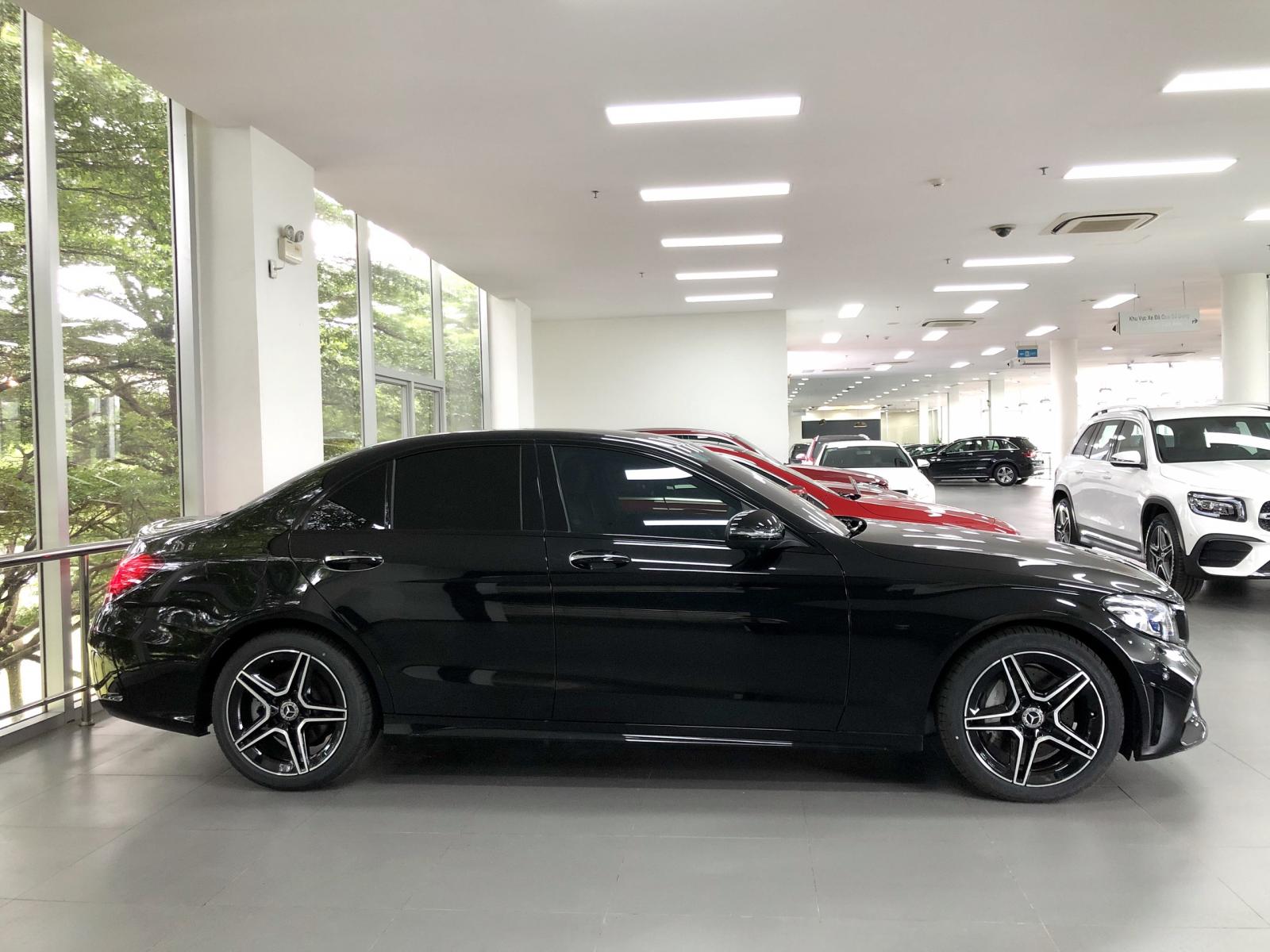 Cần bán Mercedes C300AMG sản xuất 2019, màu đen-2