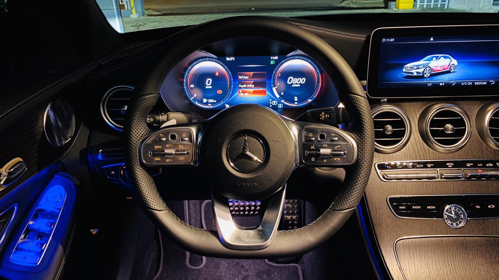 Cần bán Mercedes C300AMG sản xuất 2019, màu đen-3