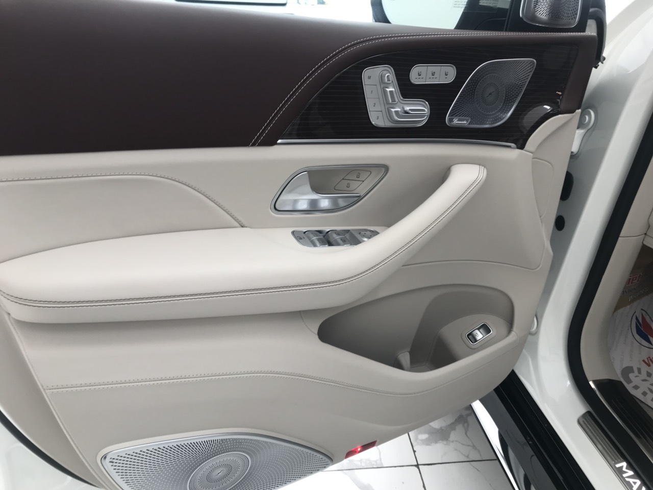 Cần bán xe Mercedes GLS 600 2021, màu trắng, nhập khẩu-13