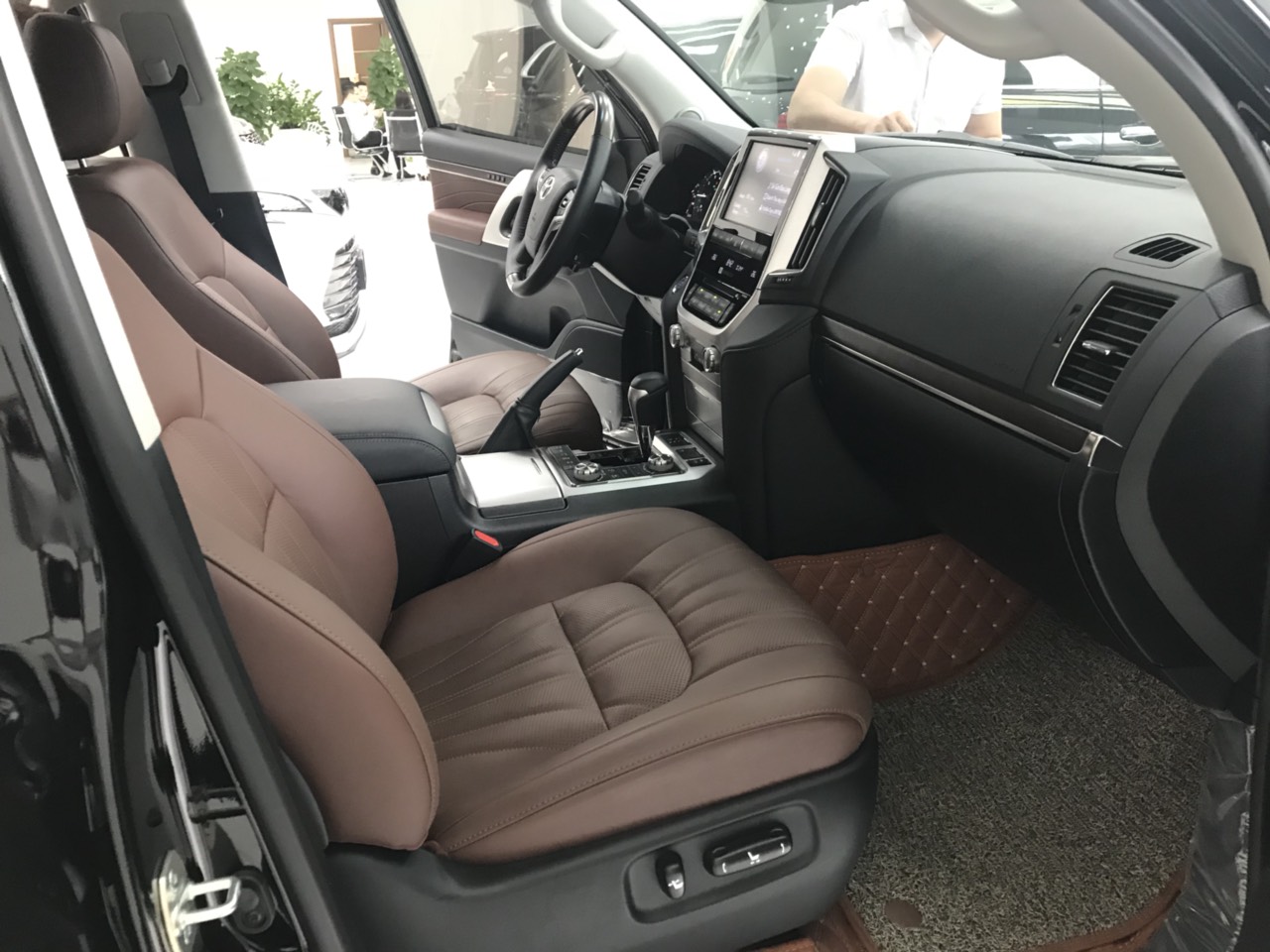 Xe Toyota Land Cruiser VXS 5.7V8 2021 vừa đăng ký chính chủ-4