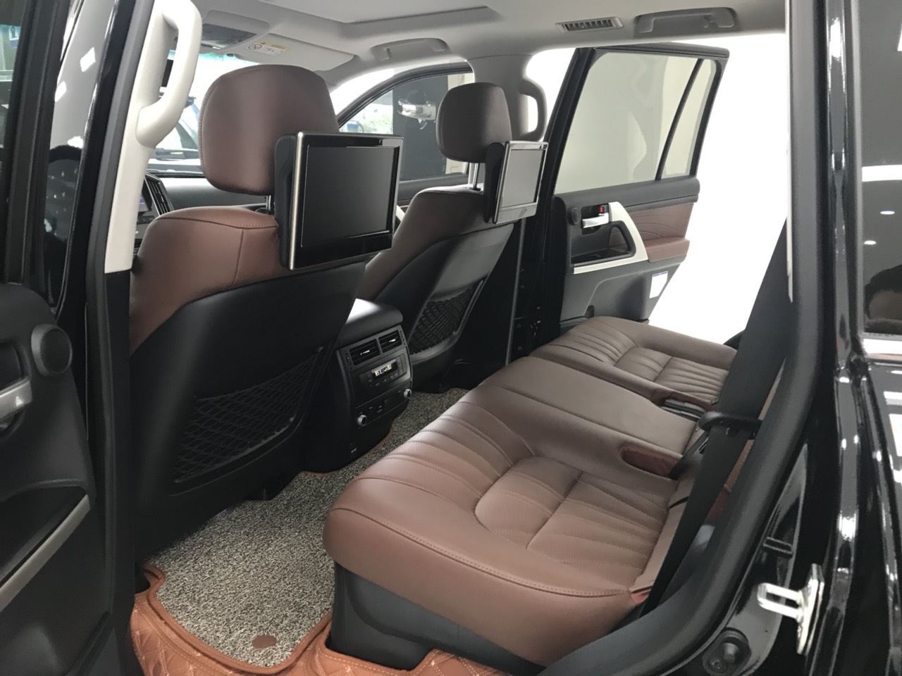 Xe Toyota Land Cruiser VXS 5.7V8 2021 vừa đăng ký chính chủ-7