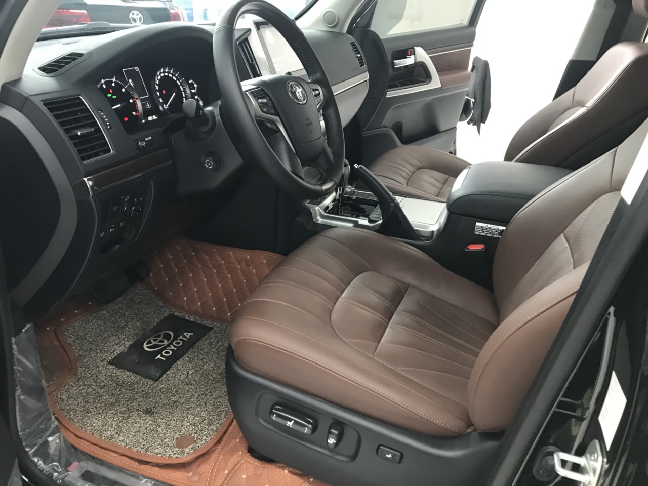 Xe Toyota Land Cruiser VXS 5.7V8 2021 vừa đăng ký chính chủ-10