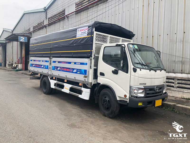 Xe tải Hino XZU352L, xe thùng mui bạt 5m7, hỗ trợ vay cao toàn quốc-0