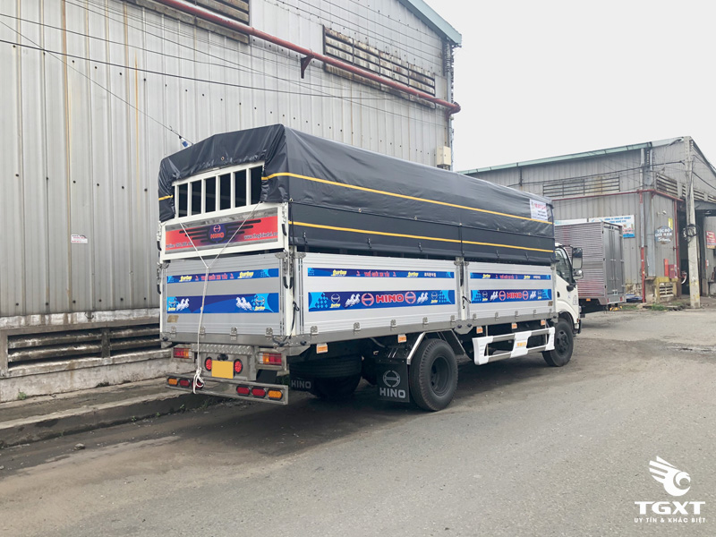 Xe tải Hino XZU352L, xe thùng mui bạt 5m7, hỗ trợ vay cao toàn quốc-2