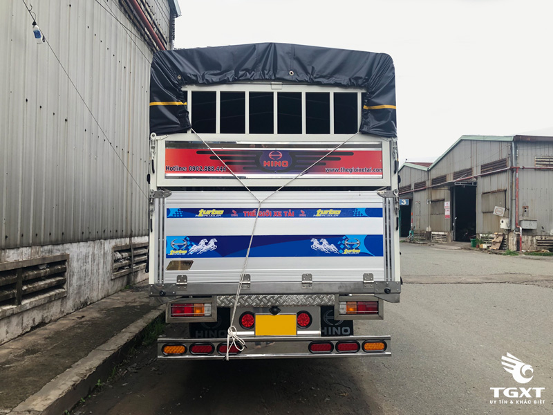 Xe tải Hino XZU352L, xe thùng mui bạt 5m7, hỗ trợ vay cao toàn quốc-5