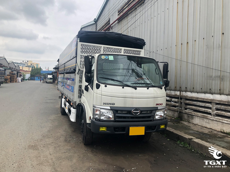 Xe tải Hino XZU352L, xe thùng mui bạt 5m7, hỗ trợ vay cao toàn quốc-3