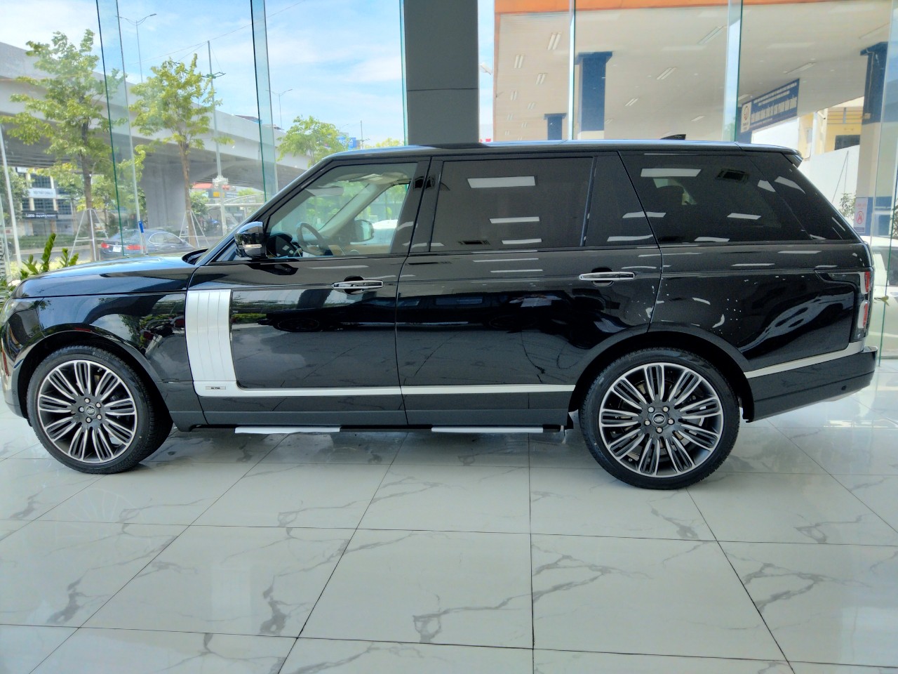 Bán xe LandRover Range Rover Autobiography LWB 2021, màu đen, nhập khẩu mới-1