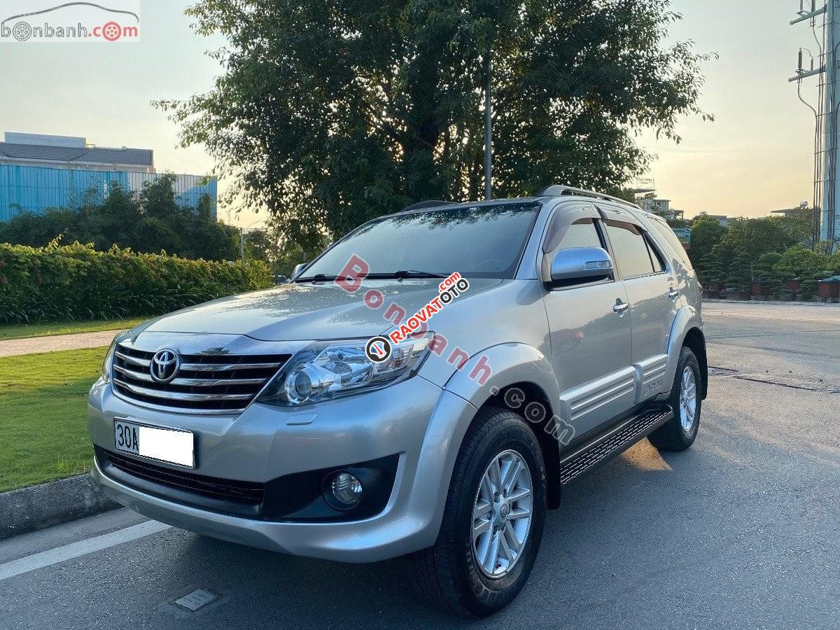 Cần bán Toyota Fortuner 2.7V 4x4 AT sản xuất năm 2014, màu bạc -2