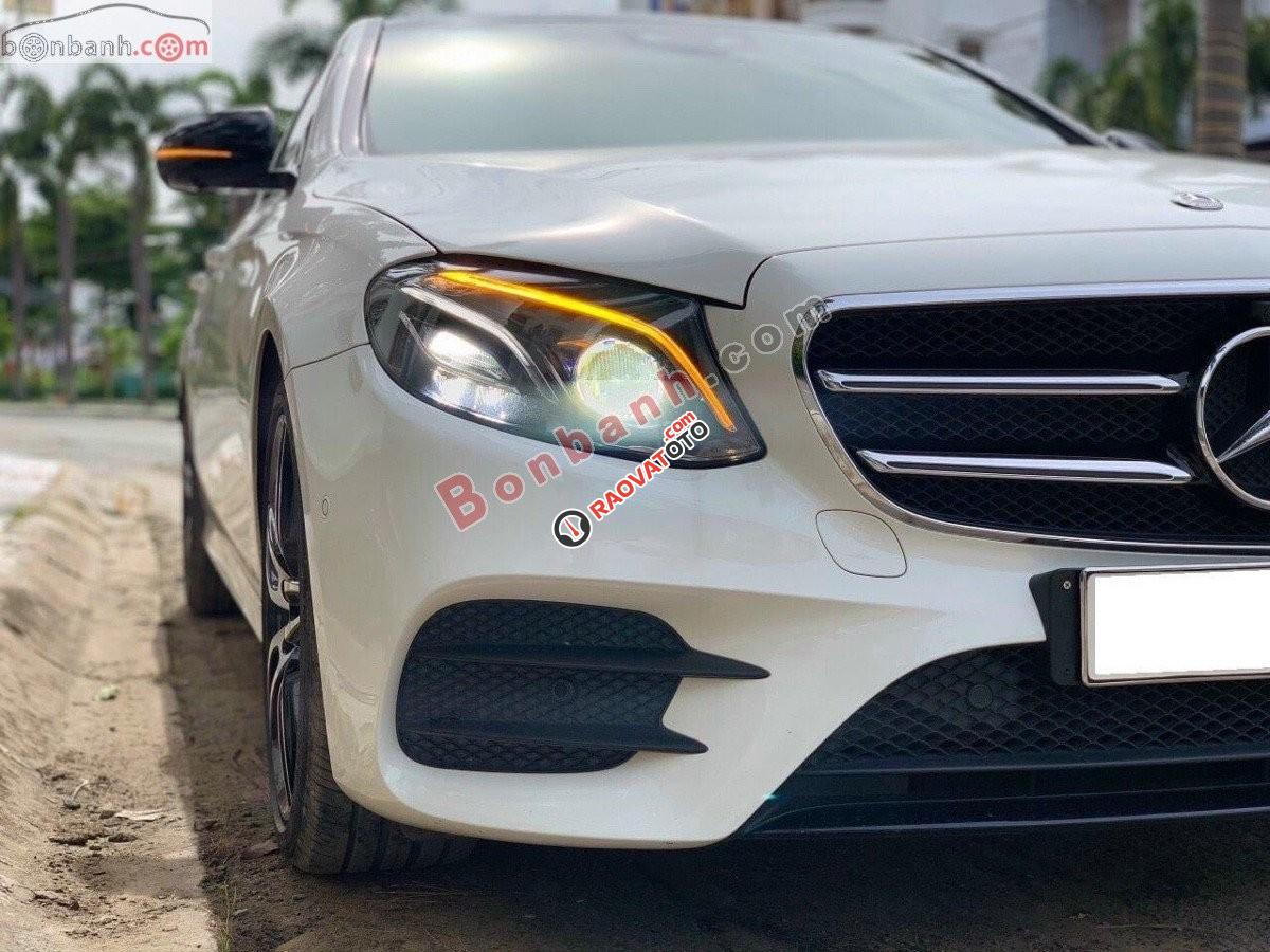 Bán Mercedes sản xuất 2019, màu trắng còn mới-0