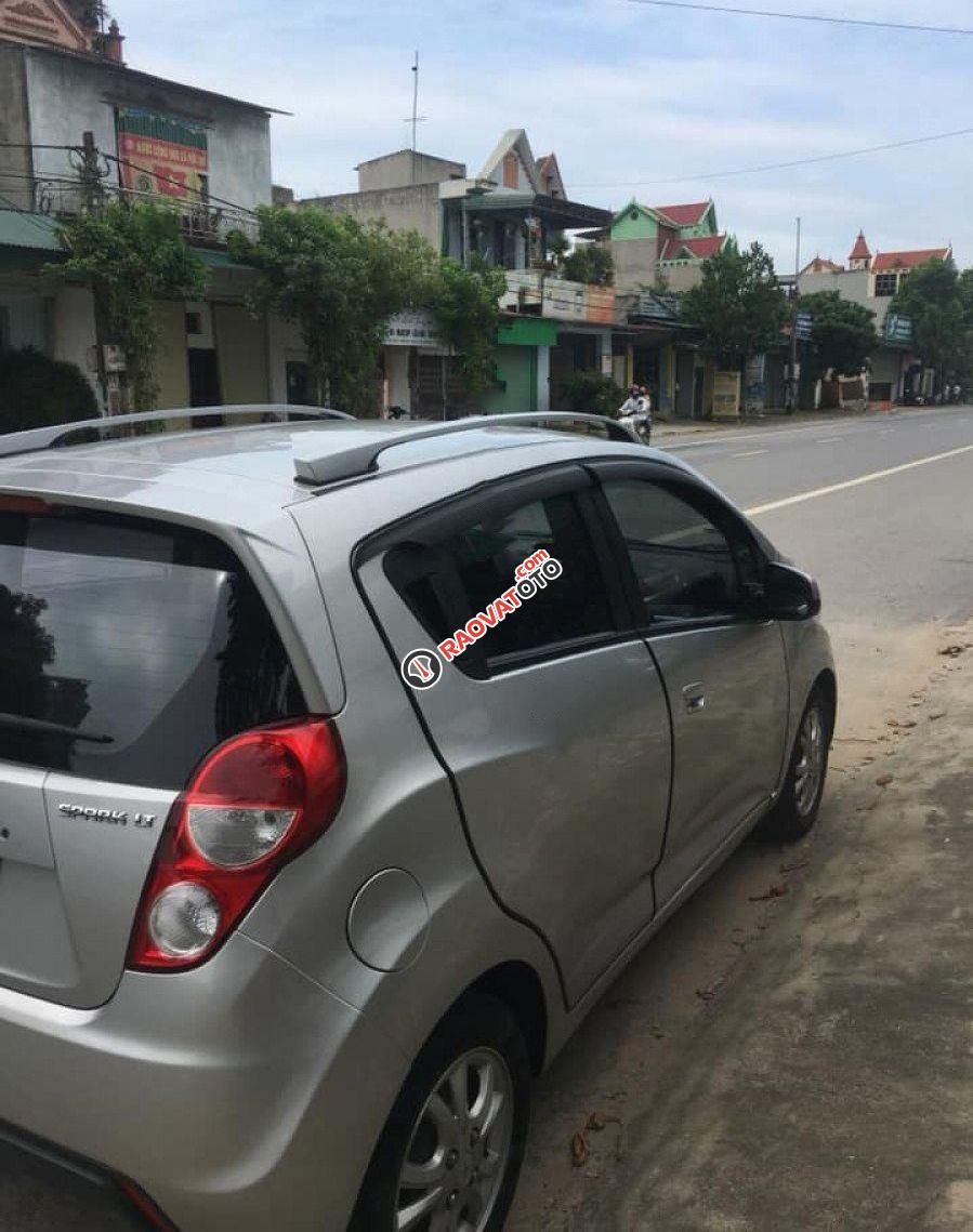 Cần bán xe Chevrolet Spark LT 1.0 MT 2016, màu bạc còn mới-2