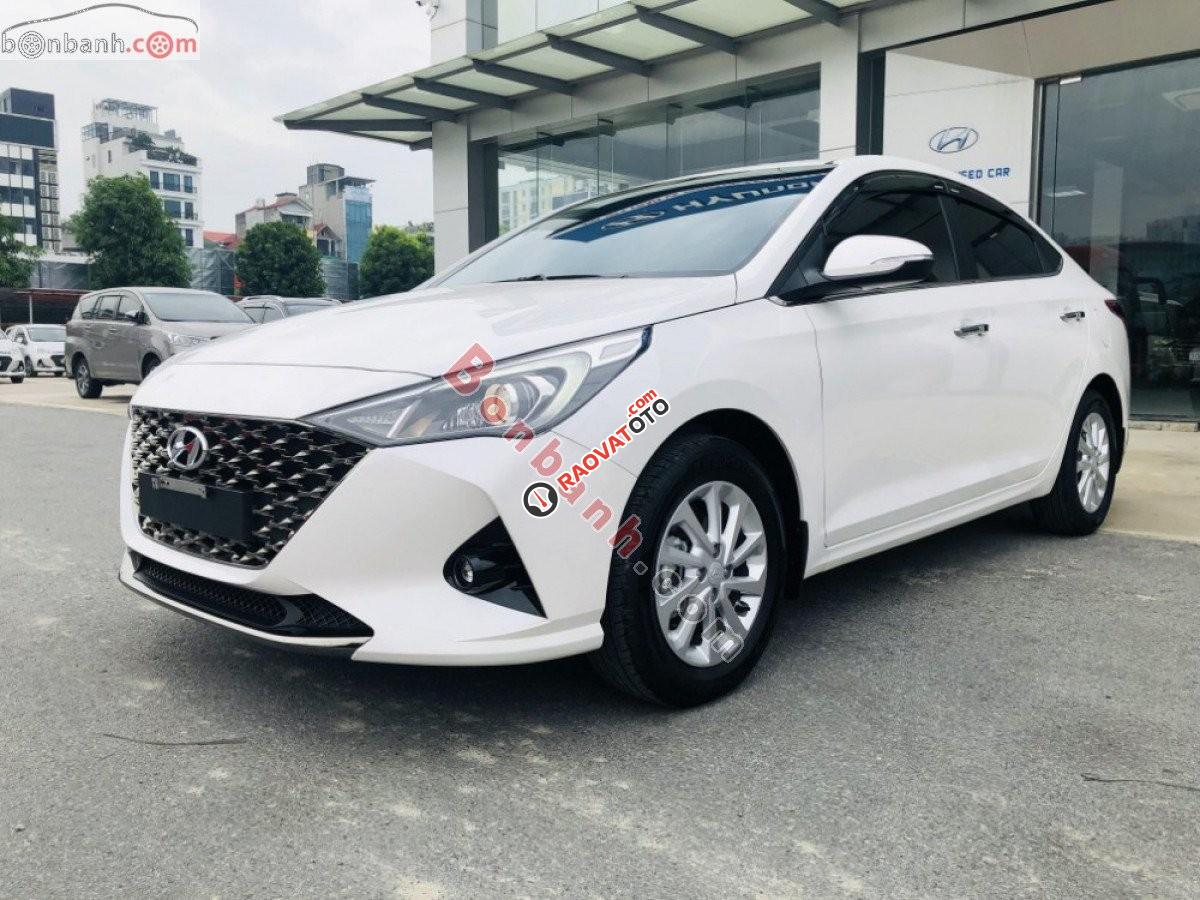 Cần bán Hyundai Accent 1.4 AT sản xuất 2021, màu trắng-8