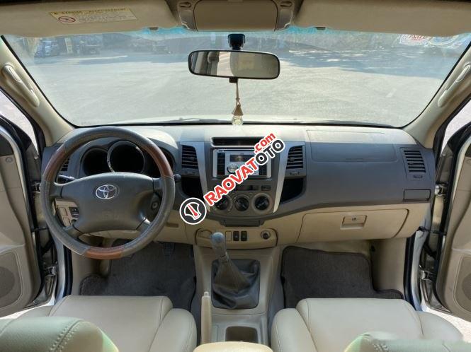 Bán Toyota Fortuner 2.5G 2011, màu bạc còn mới-3