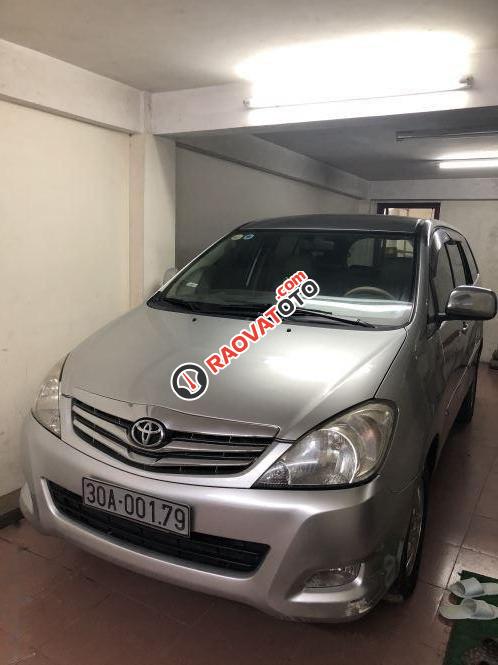 Cần bán gấp Toyota Innova 2.0V đời 2009, màu bạc chính chủ-0