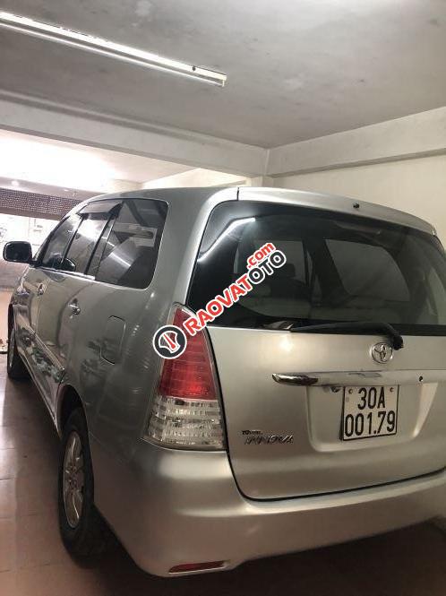 Cần bán gấp Toyota Innova 2.0V đời 2009, màu bạc chính chủ-1