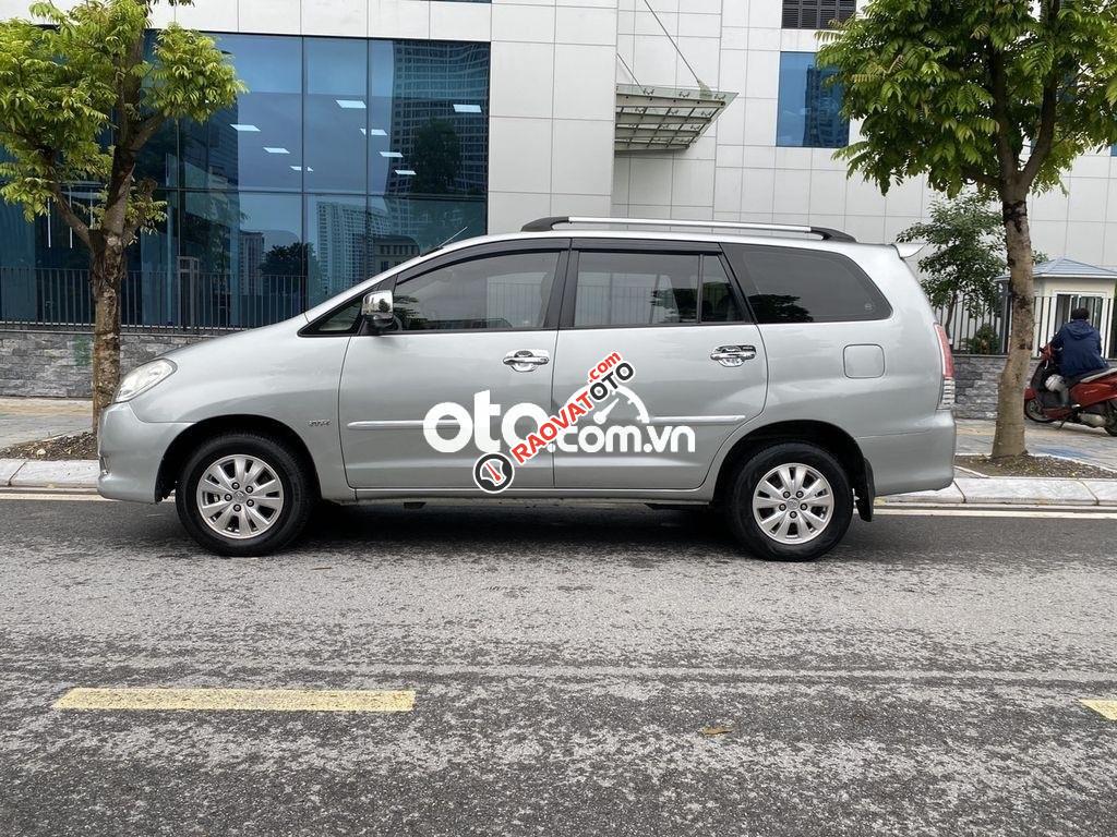 Bán xe Toyota Innova V năm 2011, màu bạc-4