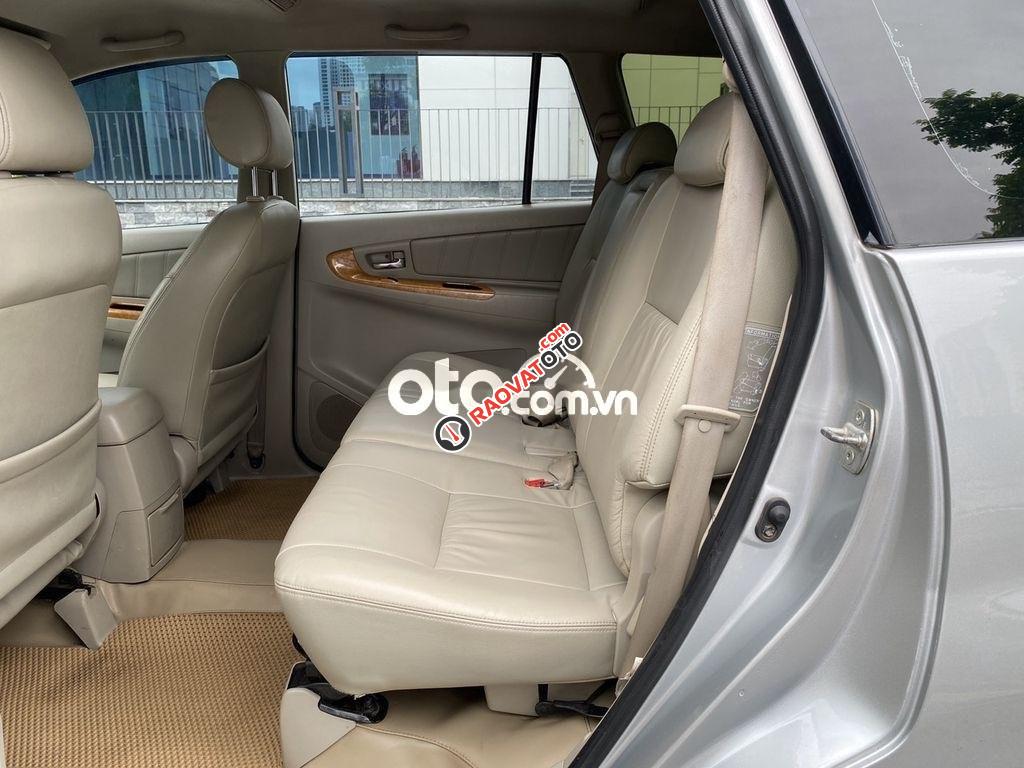 Bán xe Toyota Innova V năm 2011, màu bạc-0