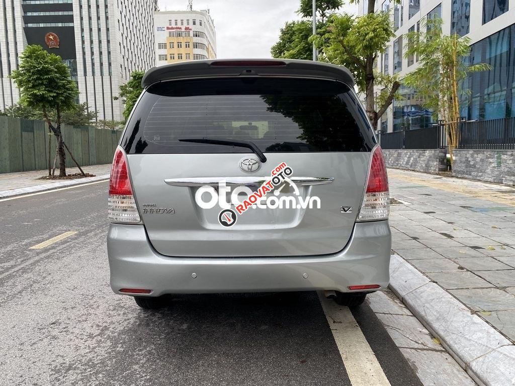 Bán xe Toyota Innova V năm 2011, màu bạc-6