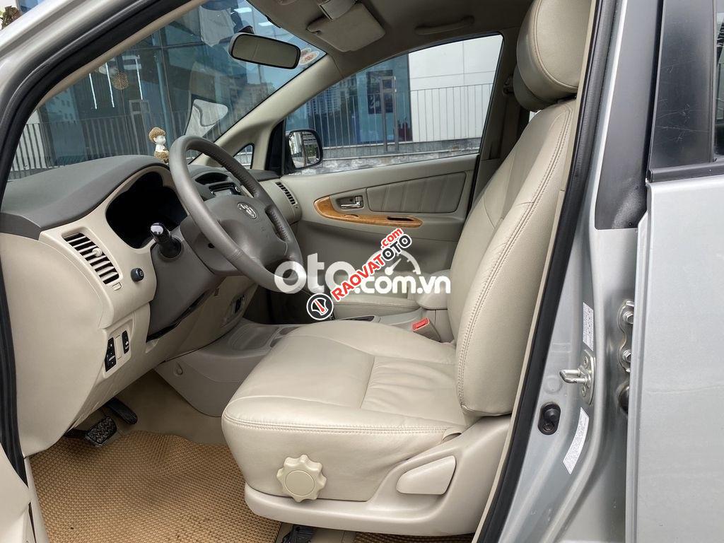 Bán xe Toyota Innova V năm 2011, màu bạc-1