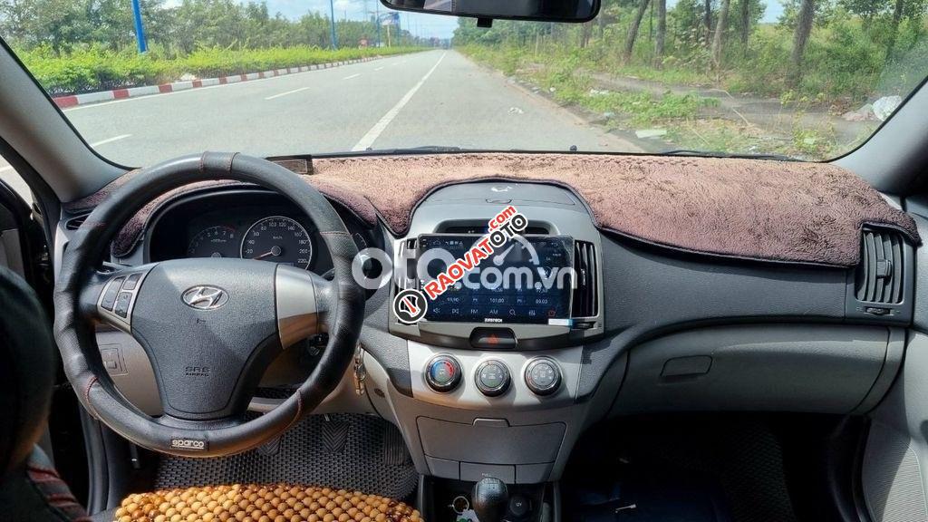 Bán Hyundai Avante 1.6 MT năm sản xuất 2013 còn mới, giá 285tr-9