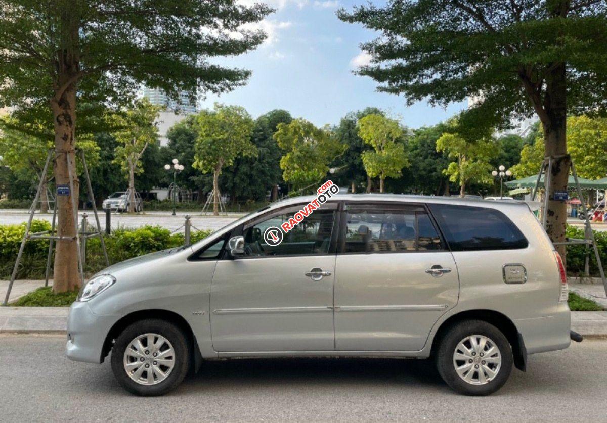 Bán Toyota Innova 2.0 V đời 2009, màu bạc-1