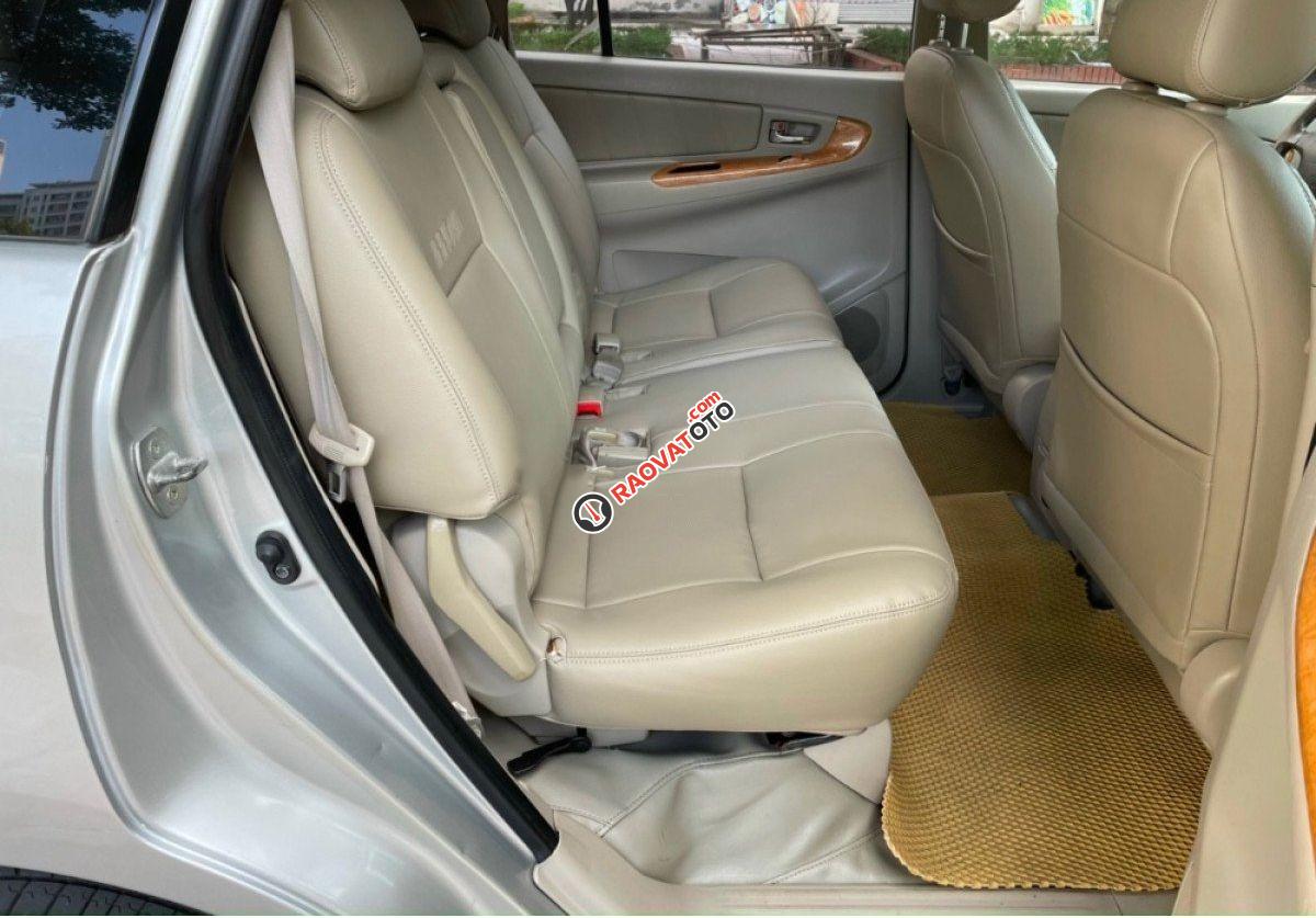 Bán Toyota Innova 2.0 V đời 2009, màu bạc-2