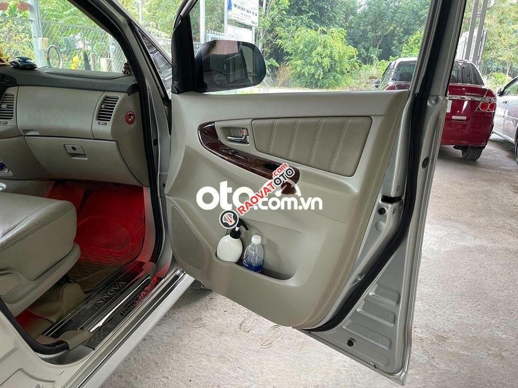 Cần bán Toyota Innova V đời 2016, màu bạc số tự động-9