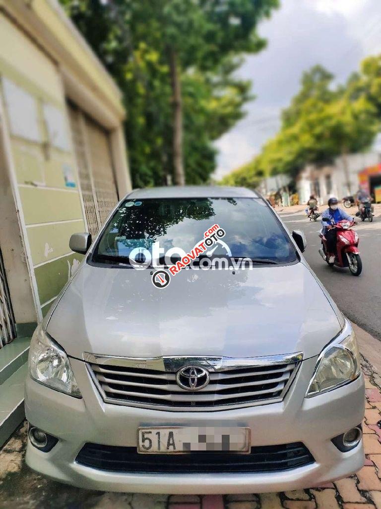 Bán xe Toyota Innova E đời 2012, màu bạc-2