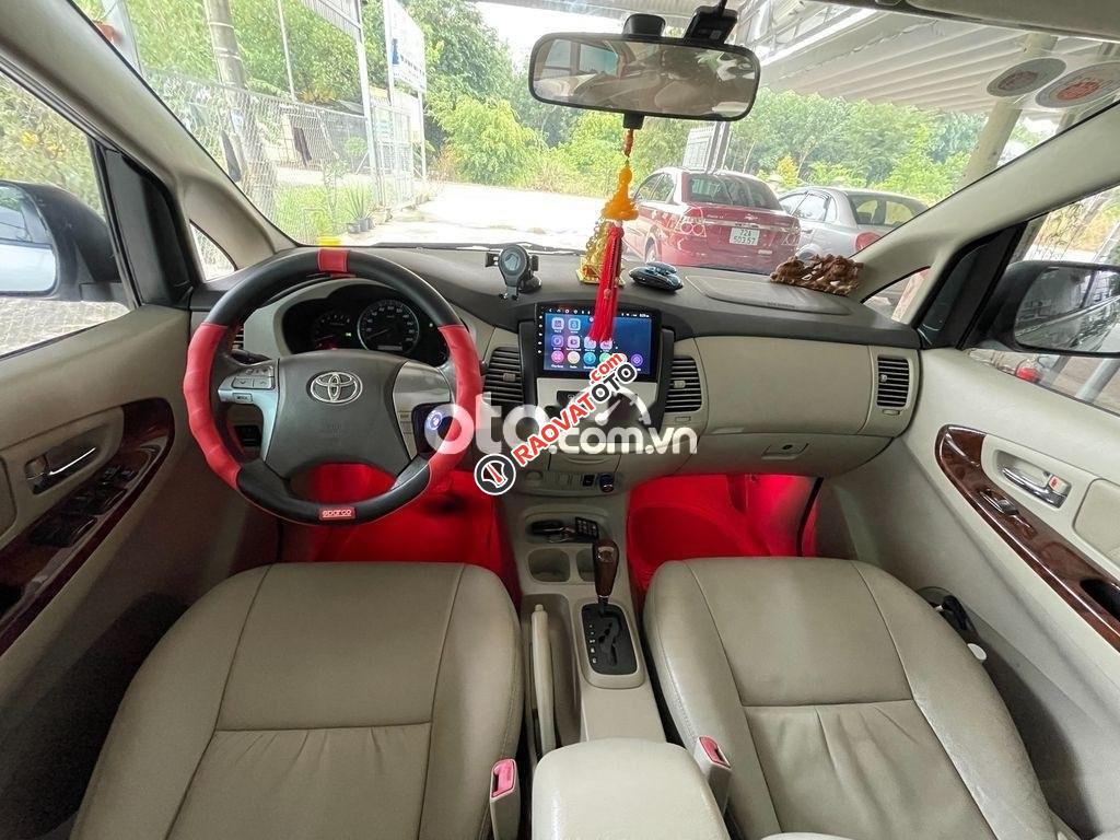 Cần bán Toyota Innova V đời 2016, màu bạc số tự động-2