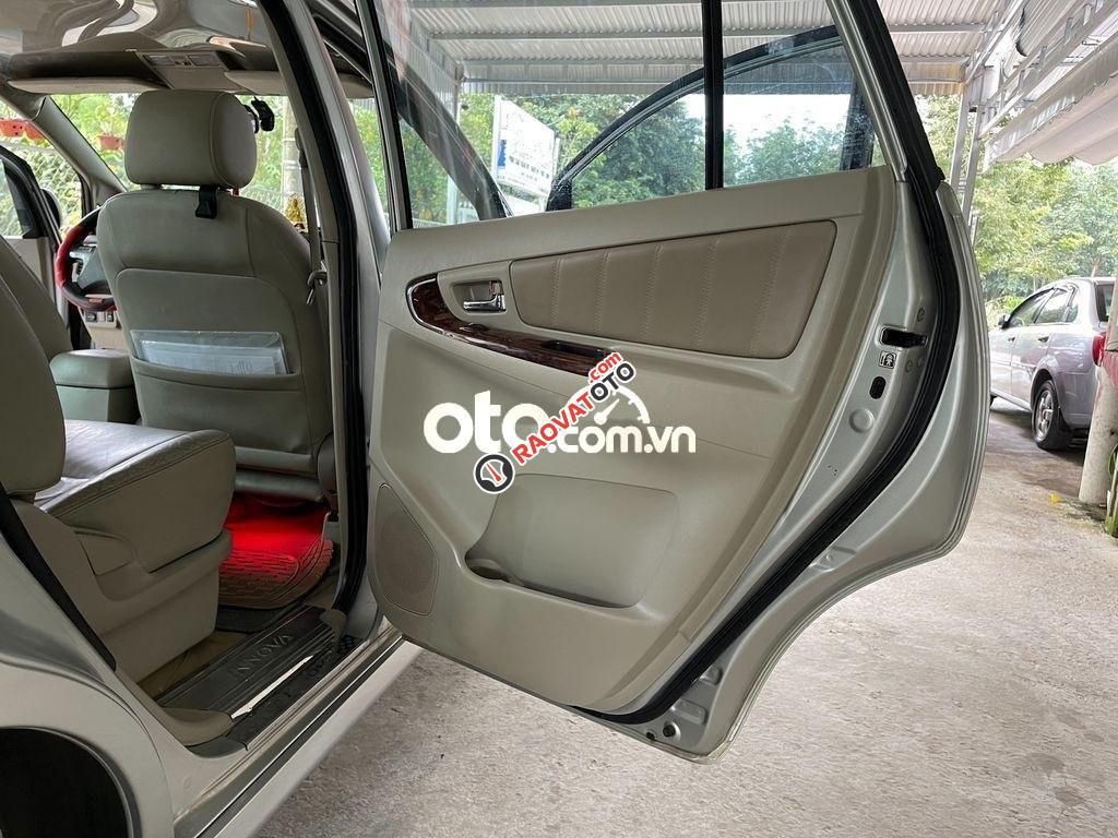 Cần bán Toyota Innova V đời 2016, màu bạc số tự động-8