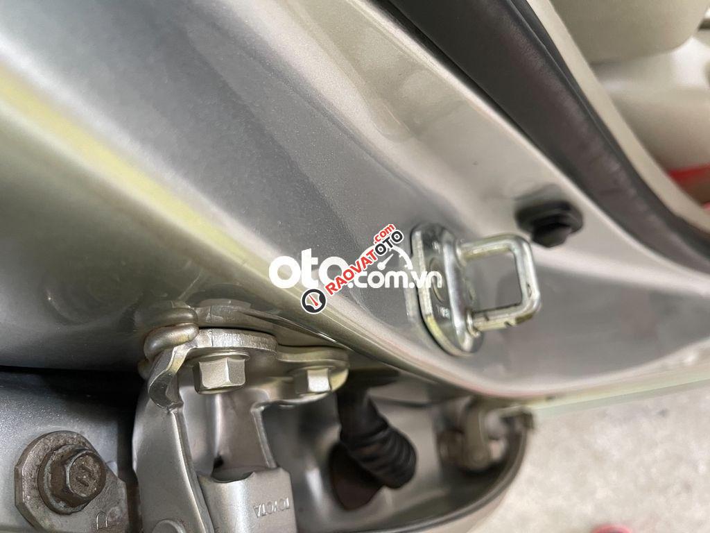 Cần bán Toyota Innova V đời 2016, màu bạc số tự động-10