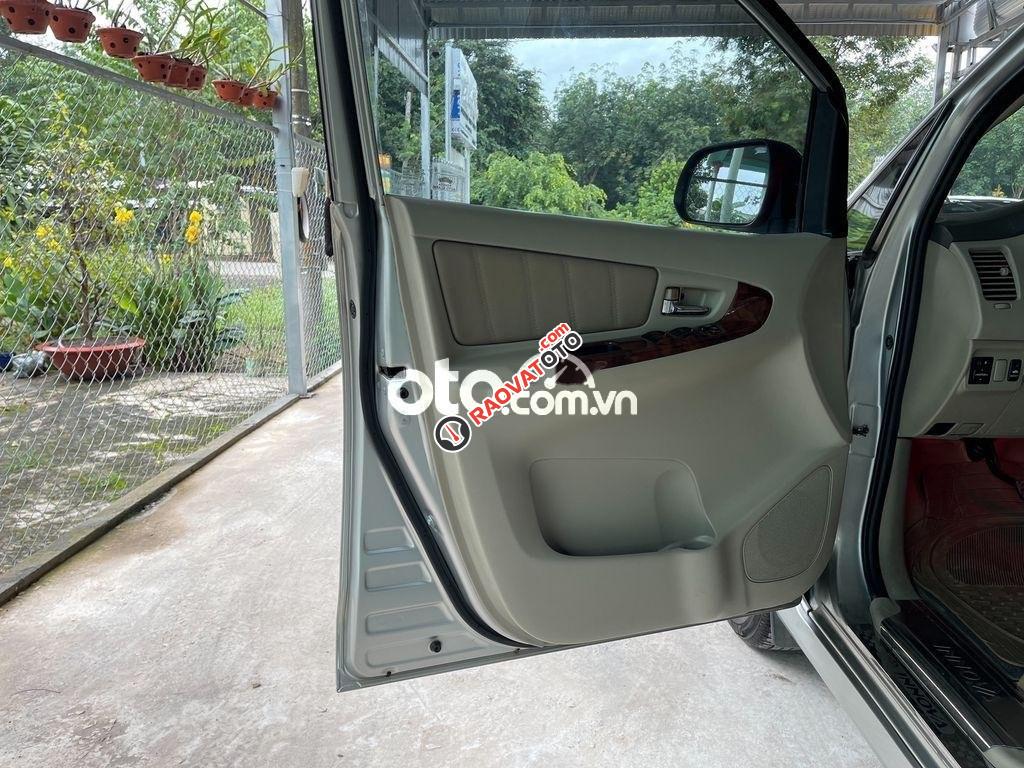 Cần bán Toyota Innova V đời 2016, màu bạc số tự động-4