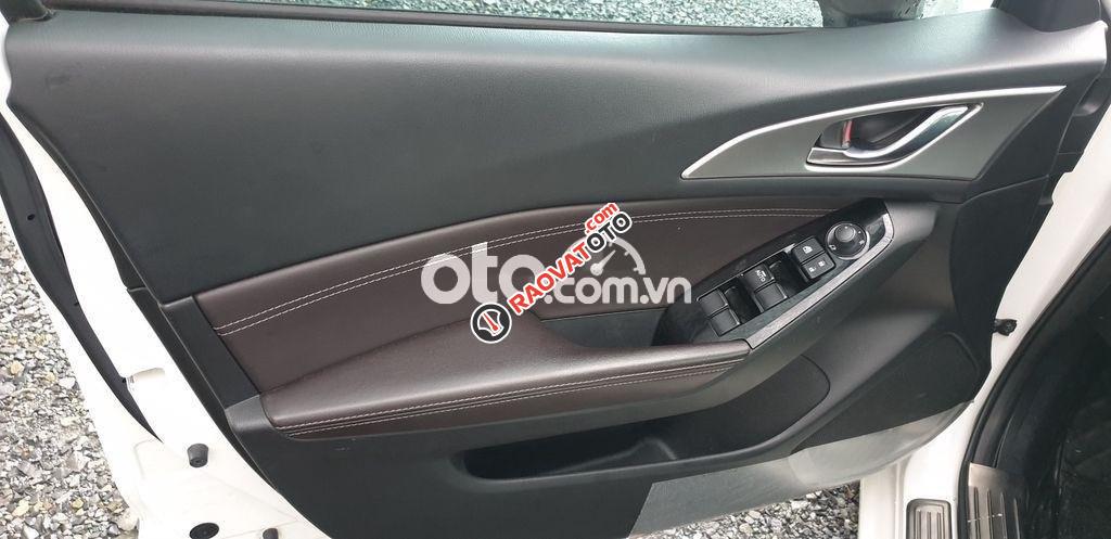 Cần bán gấp Mazda 3 Facelift sản xuất 2017, màu trắng-0