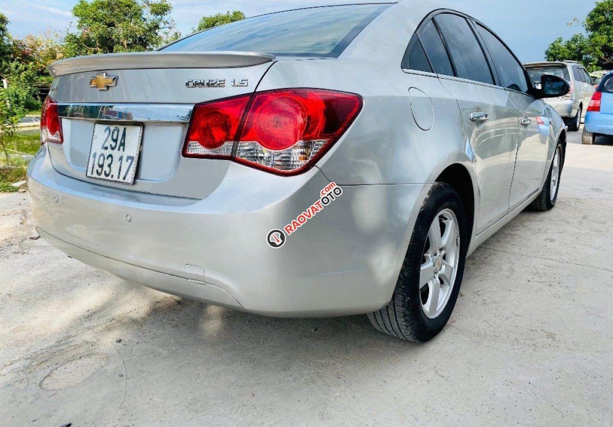 Cần bán xe Chevrolet Cruze LS đời 2011, màu bạc số sàn-0