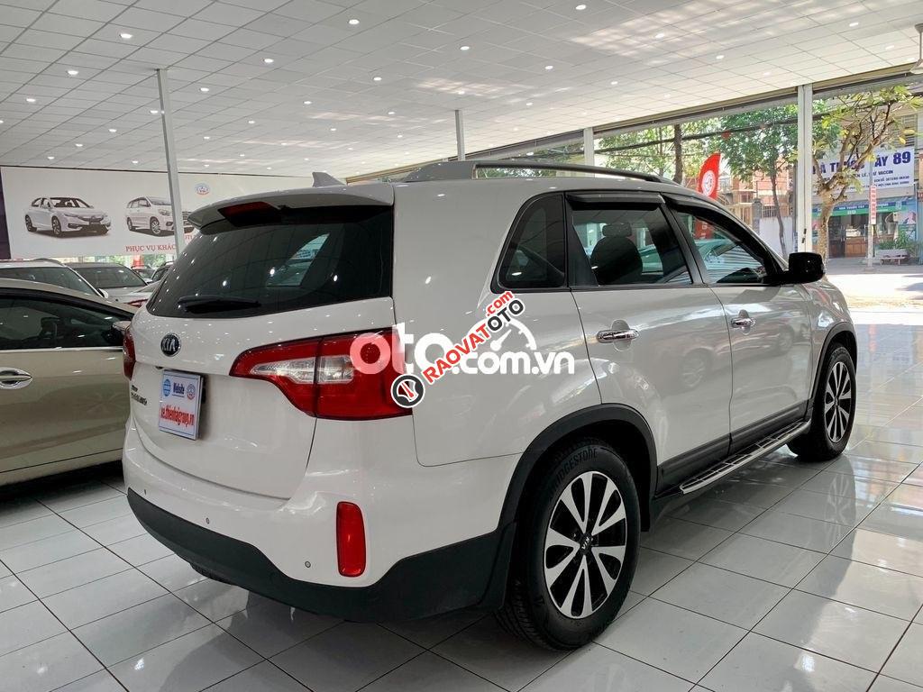 Cần bán gấp Kia Sorento 2.4 GAT đời 2015, màu trắng xe gia đình-3