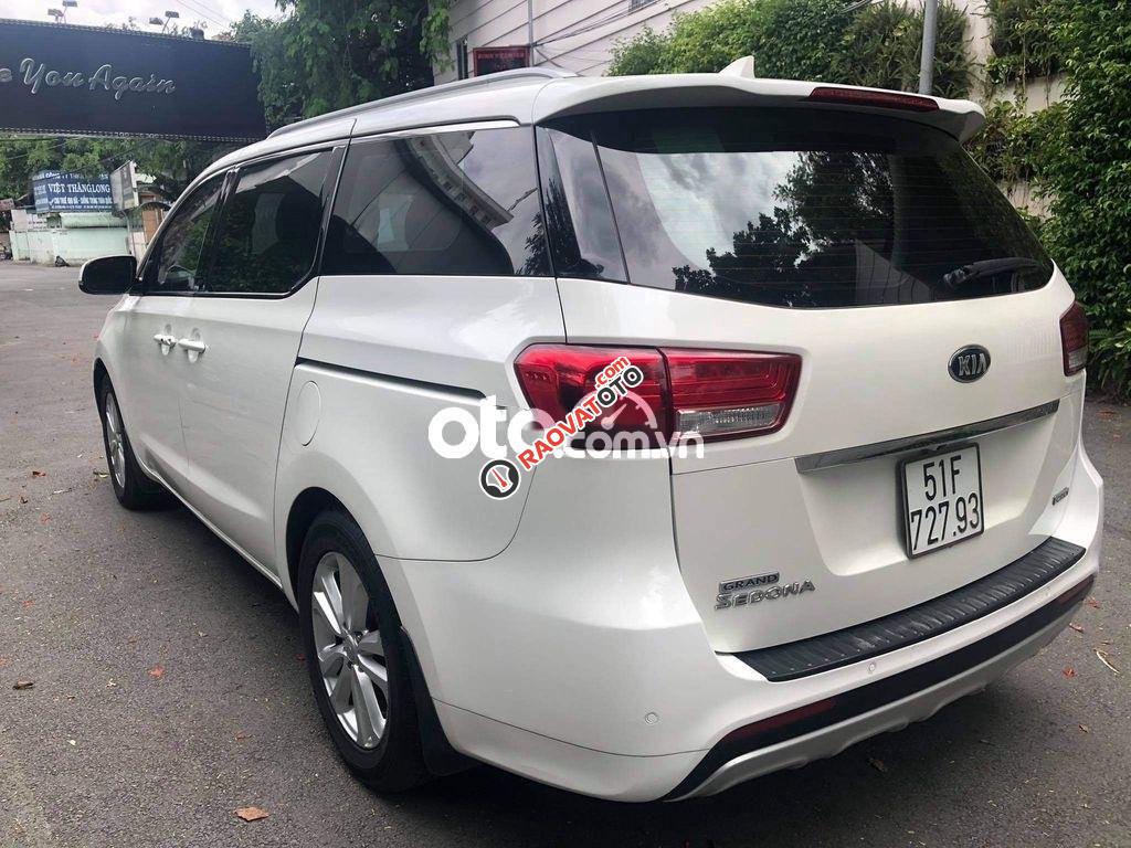 Cần bán xe Kia Sedona DATH sản xuất năm 2016, màu trắng chính chủ, 775 triệu-8