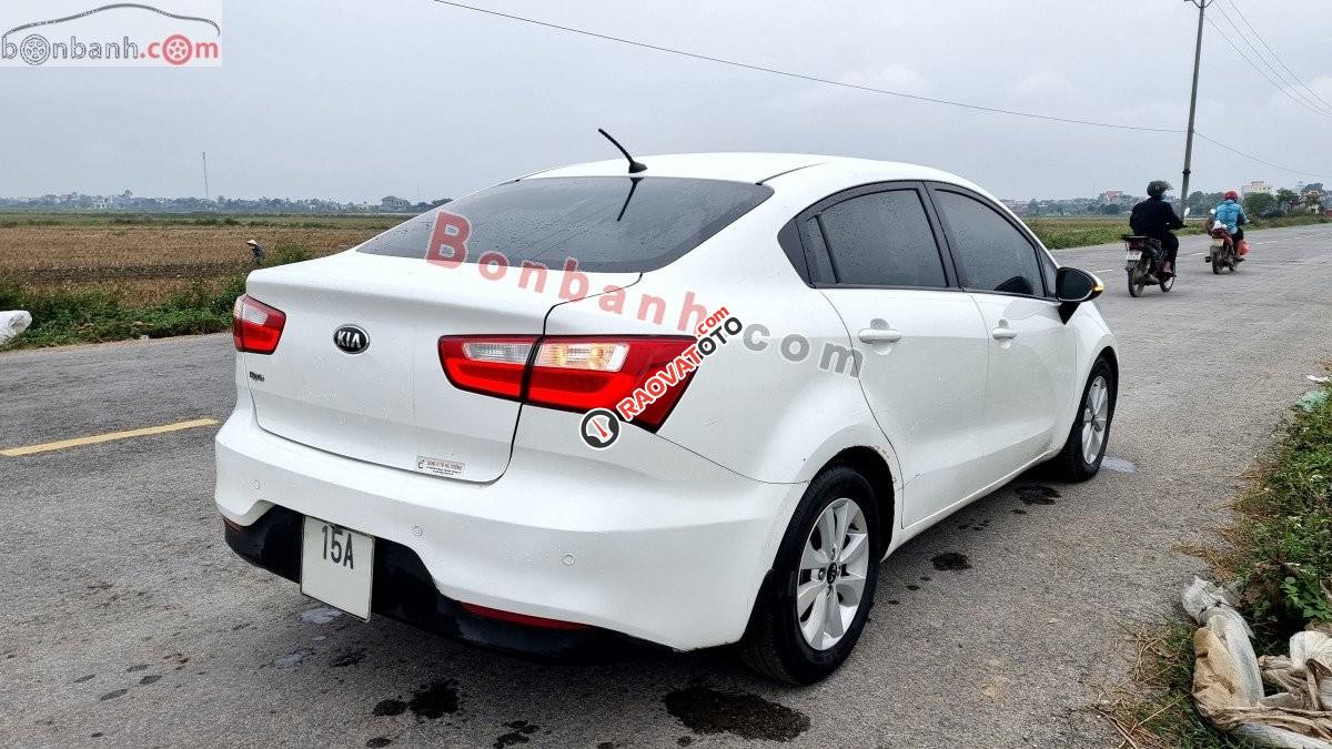 Cần bán Kia Rio AT năm sản xuất 2015, màu trắng xe gia đình-3