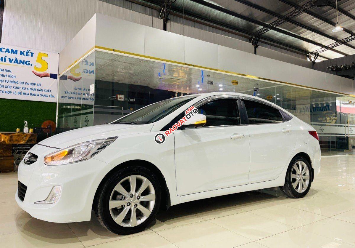 Cần bán Hyundai Accent 1.4 AT năm 2015, màu trắng, xe nhập xe gia đình, giá 368tr-0